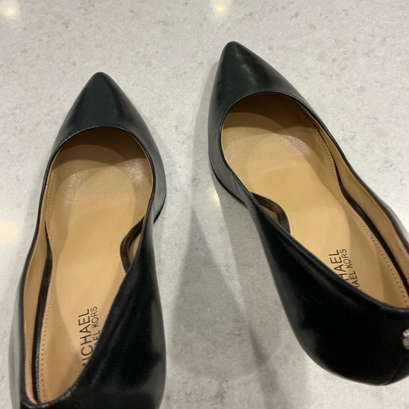 MICHAEL Michael Kors Black Pointed Leather Pumps - Picture 6 of 7